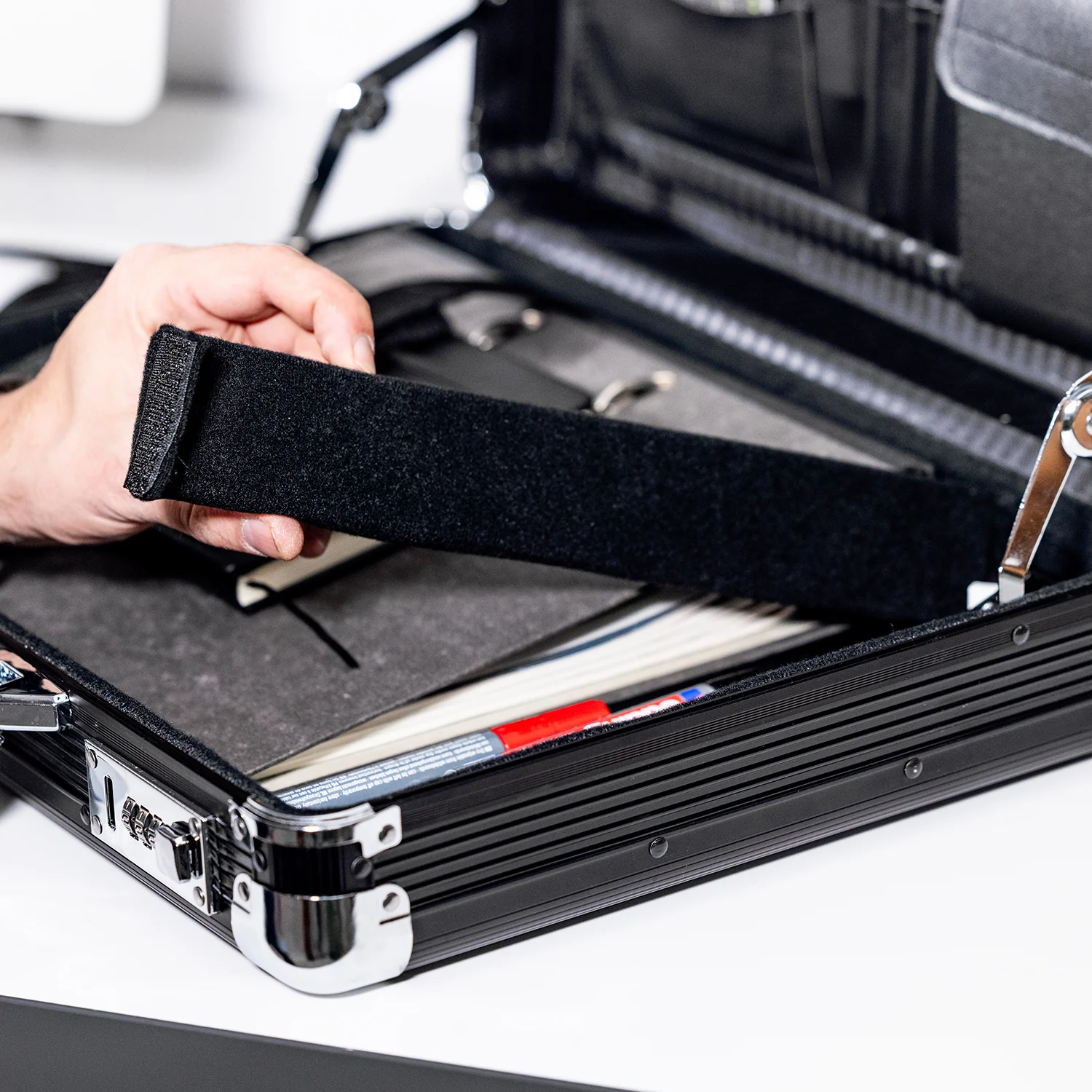 Alu Aktenkoffer für Laptop bis 17,3 Zoll, Businesskoffer Herren mit Zahlenschloss, HMF 14651-02, 45 x 33 x 11 cm, Schwarz - Image 9