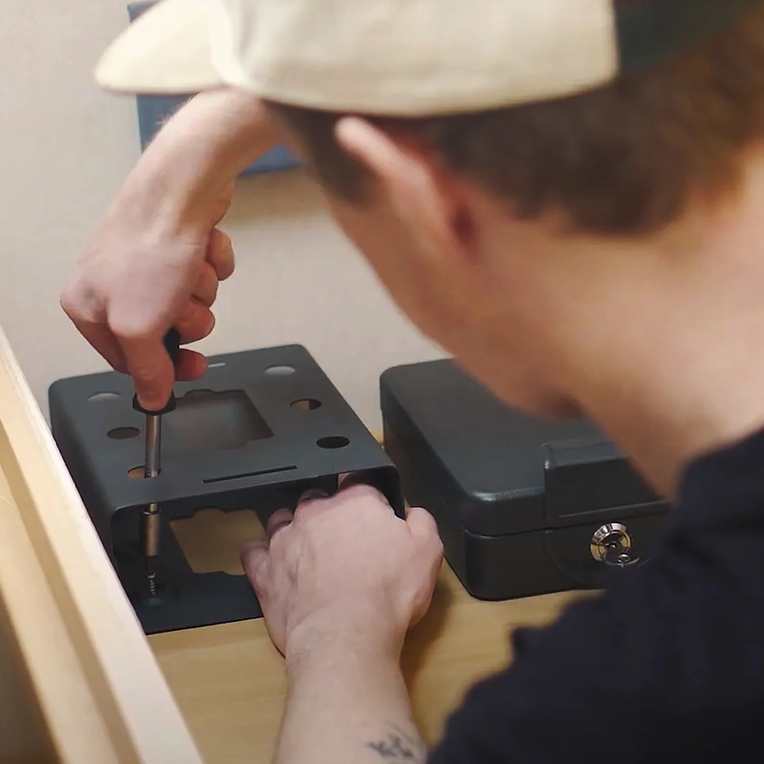 Anschraubbare Box, HMF 307-02, 20 x 15,5 x 7 cm, Schwarz - Image 7