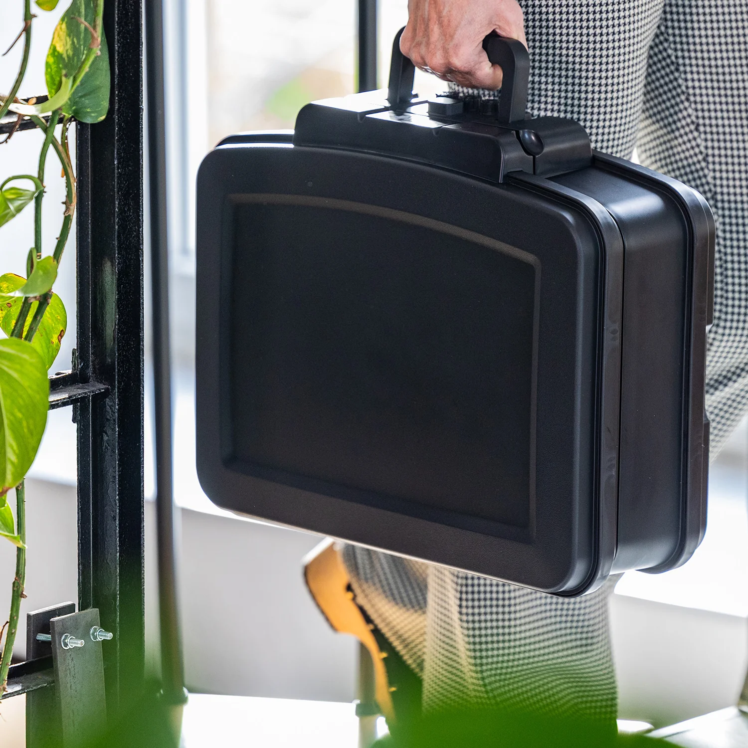 Feuerfeste Wasserdichte Dokumentenbox mit Zahlenschloss, HMF 250437, DIN A4, Schwarz - Image 9