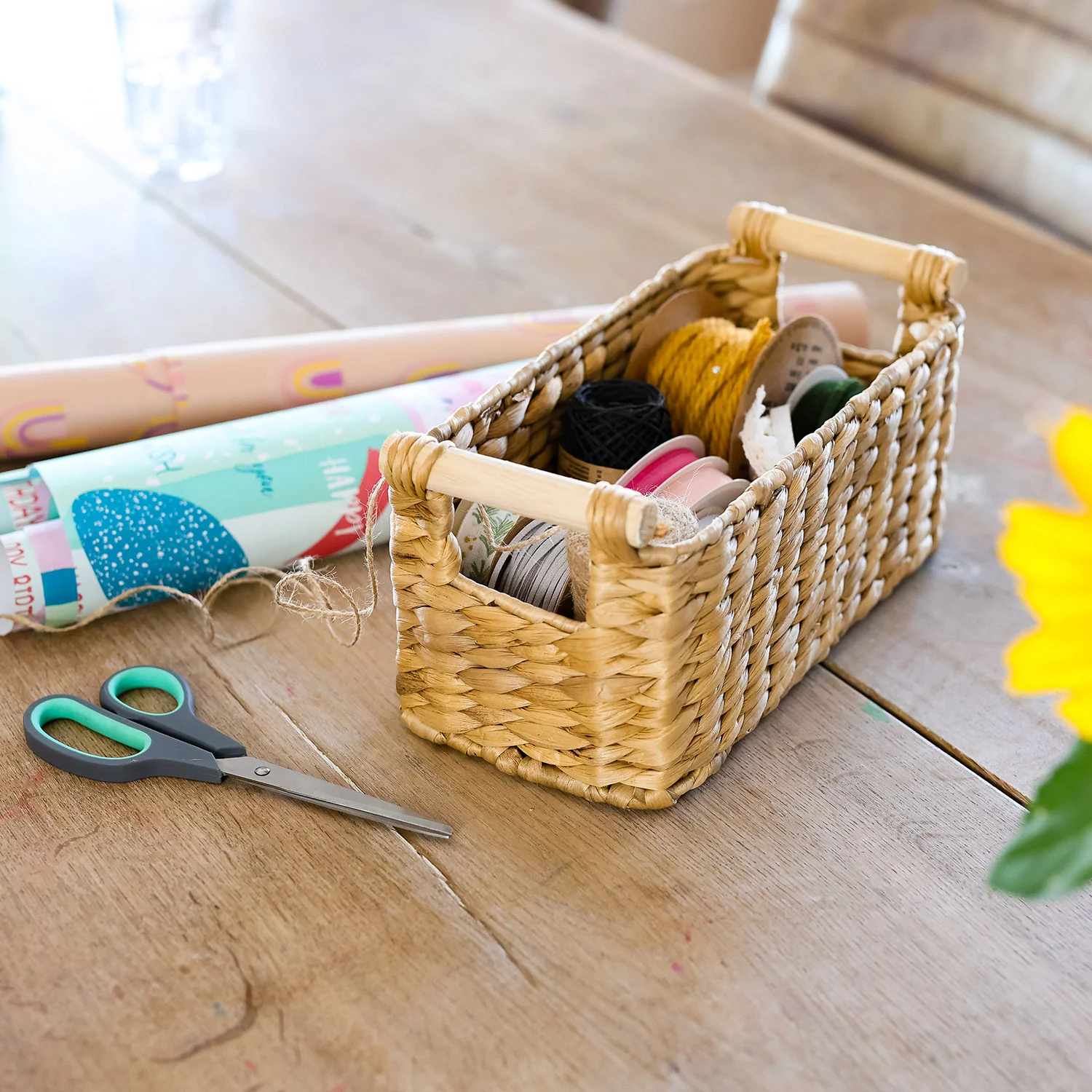 Aufbewahrungskorb geflochten aus Wasserhyazinthe, dekorativer Korb mit Holzgriffen zur Aufbewahrung für Badezimmer, Wohnzimmer, Küche, HMF 37279 - Image 7